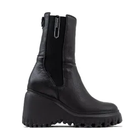 Curvy Chelsea Black Boots